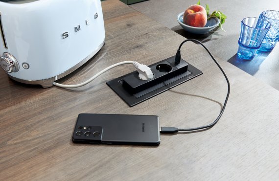 Jak na zásuvky v kuchyni: neviditelné, dostupné a bez nervů