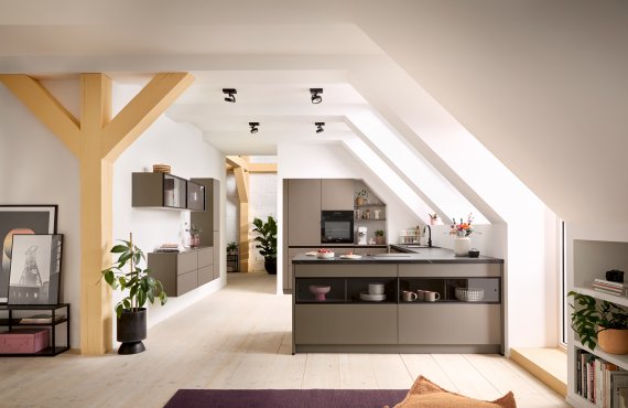 Jak vybrat povrch kuchyňských dvířek: mat, lesk, laklaminát a Smartglas (průvodce 2026)