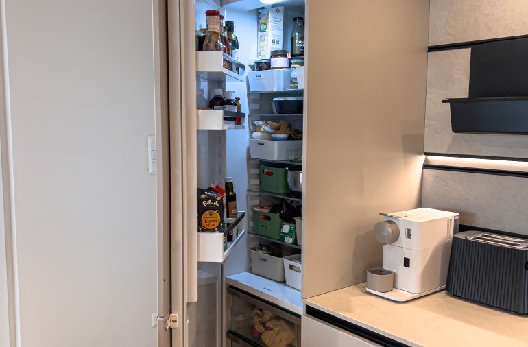 Kuchyně s ostrůvkem v pískově šedé